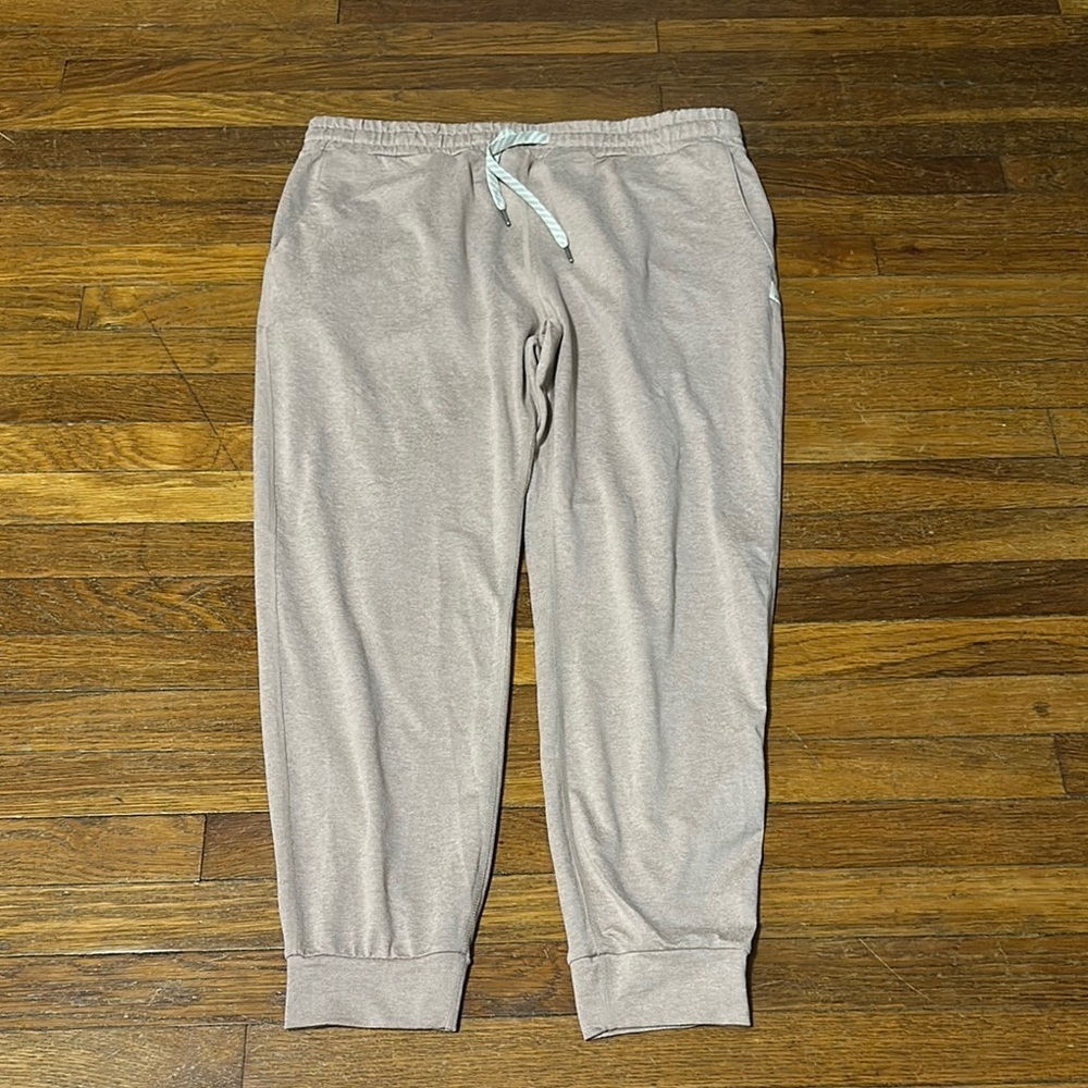 Vuori Halo Performance Women’s Soft Pink Joggers, Large